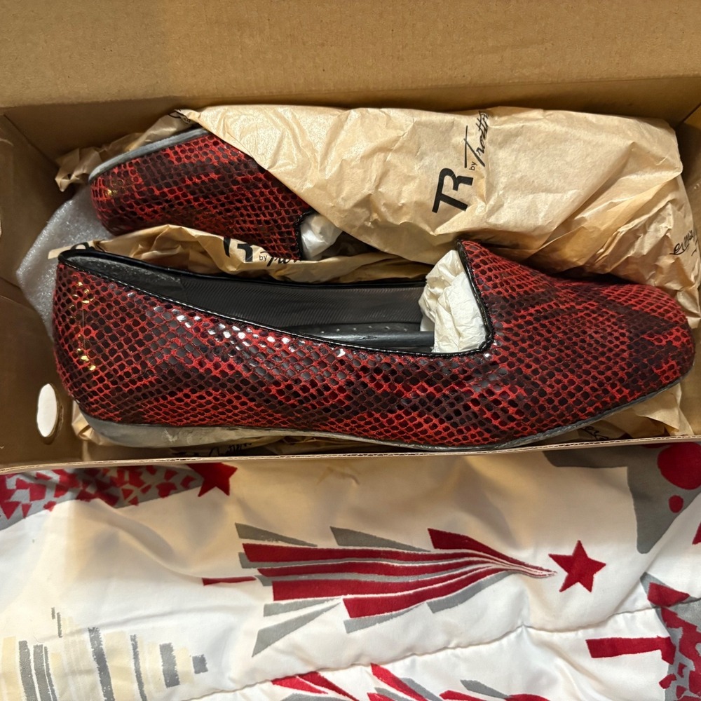 R by Trotters Tosha Red Snakeskin Loafer Flats‎ Women's Size 9W Slip On New - Picture 4 of 10